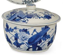 Lote 1407: Legumbrera en porcelana de Compañía de Indias azul y blanco, Dinastía Qing, época de Qianlong (1736-95).