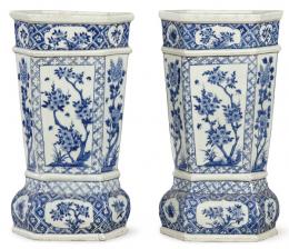 Lote 1408: Pareja de jarrones poligonales en porcelana china azul y blanco, pp. S. XX