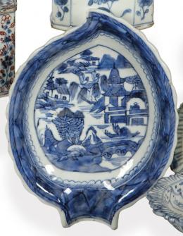 Lote 1413: Pequeña fuente en forma de hoja de Compañía de Indias azul y blanco, Dinastía Qing, época de Qianlong (1736-95).