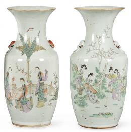 Lote 1417: Pareja de jarrones de porcelana china con decoracion de damas en un jardín h. 1900 