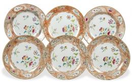 Lote 1418: Seis platos hondos de porcelana de Compañía de Indias, Familia Rosa. Dinastía Qing, época de Qianlong (1736-95) segunda mitad S. XVIII.