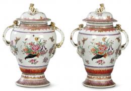 Lote 1420: Pareja de jarrones con tapa de porcelana de Compañía de Indias, Familia Rosa. China, S. XVIII.