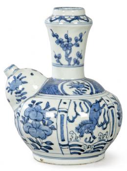 1423   -  Lote 1423: Kendi de porcelana china azul y blanco "Kraak", Dinastía Ming S. XVII.