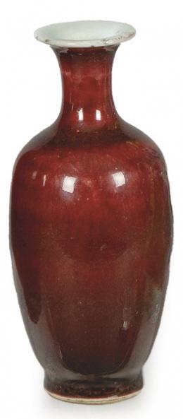 Lote 1427: Jarrón en porcelana china vidriada "sangre de Buey". Con marca de la Dinastía Qing, época de Kangxi (1662-1722).