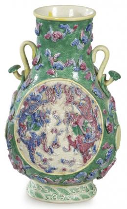 Lote 1428: Jarrón de porcelana china con esmaltes polícromos y decoración en relieve con marcas del período República" Da Qing Qianlong Nian Zhi". Mediados del S. XX.
