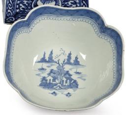 Lote 1437: Cuenco de porcelana de Compañía de Indias azul y blanco