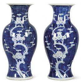 Lote 1438: Pareja de jarrones en porcelana china azul y blanco pp. S. XX.
Con decoración de ramas de ciruelo florido siguiendo modelos de época Kangxi, S. XX. 