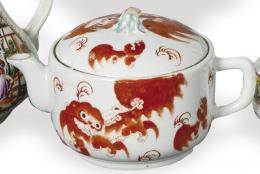 Lote 1441: Tetera de porcelana china con decoración de León de Foo en rojo de hierro