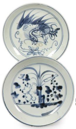 Lote 1447: Dos platos de porcelana china procedentes de pecios en azul y blanco