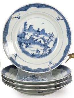 Lote 1448: Cinco platos de porcelana azul y blanco de porcelana de Compañía de Indias Kangxi
