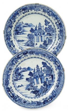Lote 1458: Pareja de platos de porcelana de Compañía de Indias Azul y blanco