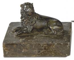 Lote 1464: "León Tumbado" de bronce patinado, Francia S. XIX.