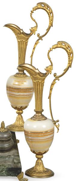 1471   -  Lote 1471: Pareja de jarras de metal dorado y onix, Francia ff. S. XIX.