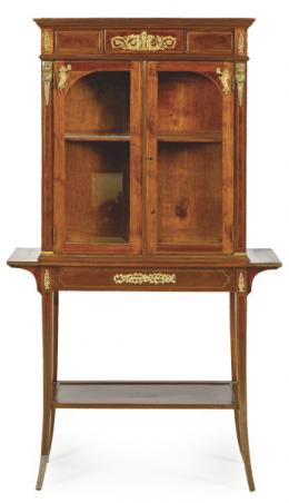 Lote 1479: "Cabinet on stand" de estilo Imperio en madera de caoba con aplicaciones en bronce dorado. Siguiendo modelos franceses del primer tercio del S. XIX. Francia, ppios. S. XX.
