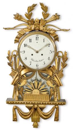 Lote 1488: Reloj de pared Gustaviano, firmado por Wilhelm Pauli, en madera tallada y dorada. Estocolmo, finales S. XVIII