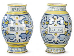 Lote 1499: Pareja de botes de farmacia en cerámica de Talavera de la "serie de recortes". S. XIX-XX