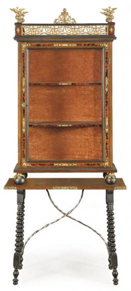 Lote 1503: Escaparate sobre bufete estilo Carlos II en madera de nogal, ebonizada, placas de carey y aplicaciones de bronce.
España, S. XIX-XX