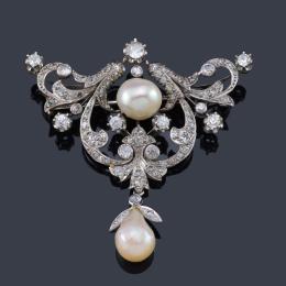Lote 2020: Broche pendentif con una pareja de perlas de aprox. 11,13 mm y 13,56 mm y diamantes talla antigua, brillante y sencilla. Años '30.