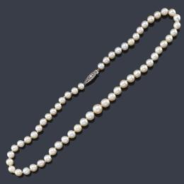 Lote 2023: Collar con un hilo de perlas de aprox. 5,88 - 9,08 mm con broche ovalado de diamantes.