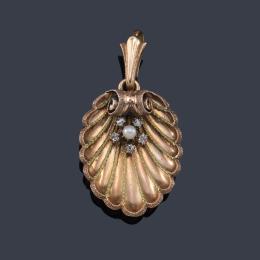 Lote 2032: Colgante-guardapelo en forma de concha con centro de perlita y diamantes realizado en oro amarillo de 18K. S. XIX.