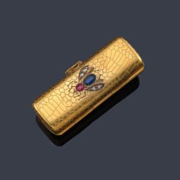 Lote 2034: Broche en forma de bolsito con motivo de mosquita con rubí, zafiro y diamantes en oro amarillo de 18K.