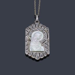 Lote 2036: Medalla devocional con Imagen de La Virgen realizada en nácar enmarcada en diamantes talla rosa, realizada en montura de platino. Años '30.