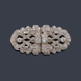 Lote 2048: Broche doble-clip con diamantes talla antigua, baguette y 8/8 de aprox. 2,80 ct en total. Años '50.
