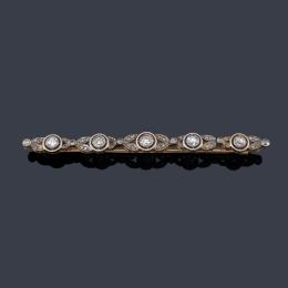 Lote 2052: Alfiler-barrita 'Art Decó' con diamantes talla antigua y rosa de aprox. 0,90 ct en total. Años '30.