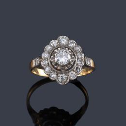 Lote 2056: Anillo con diseño de rosetón con diamantes talla brillante y sencilla de aprox. 0,90 ct en total.
