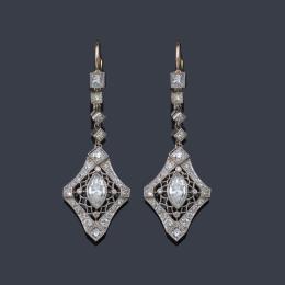 Lote 2086
Pendientes largos estilo 'art decó' con diamantes talla marquís, princesa y brillante de aprox. 3,70 ct en total.