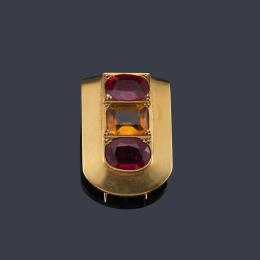 Lote 2089: Broche retro con dos rubíes ovalados sintéticos y un cuarzo citrino en montura de oro amarillo de 18K. Años '40.