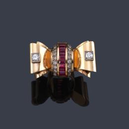 Lote 2090
Anillo chevalier años '40 con diamantes talla antigua y rubíes sintéticos, en montura de oro rosa de 18K.