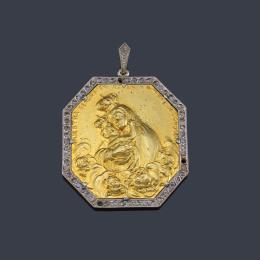 Lote 2099: Medalla devocional con La Imagen Nuestra Señora de Belén y en el reverso la Imagen de SS.PP San Pablo y San Antonio Abad, ambos cincelados en oro amarillo de 18K.