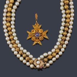 Lote 2105: Collar popular Salmantino con motivos esféricos en oro amarillo de 18K y dos hilos de perlas cultivadas de aprox. 6,80 mm.