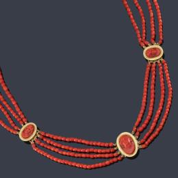 Lote 2106: Collar con cuatro camafeos con bustos clásicos realizados en coral tallado unidos por cuatro hilos de coral facetados. S. XIX.