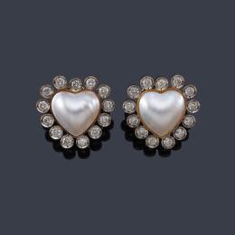 Lote 2108: Pendientes con pareja de perlas en forma de corazón con orla de brillantes de aprox. 1,82 ct en total.