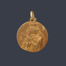 Lote 2111: Medalla devocional con La Imagen de La Virgen del Carmen con el Niño Jesús en brazo y en el reverso el Sagrado Corazón.