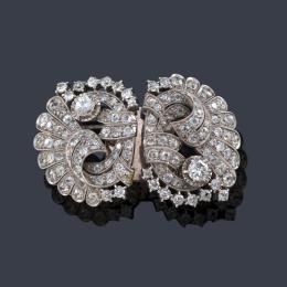 Lote 2123: Broche doble-clip con diamantes talla brillante y antigua de aprox. 10,70 ct en total. Años '40.