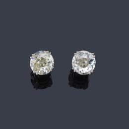 Lote 2131
Dormilonas con pareja de diamantes talla antigua de aprox. 2,04 ct y 2,13 ct en montura de oro blanco de 18K.