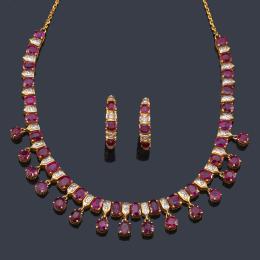 Lote 2144
Collar y pendientes con rubíes talla oval y redonda de aprox. 11,50 ct en total con brillantes, en montura de oro amarillo de 18K.