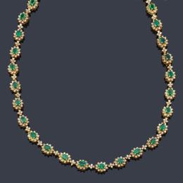 Lote 2145: Collar con esmeraldas talla oval de aprox. 10,40 ct en total y brillantes de aprox. 7,28 ct en total.