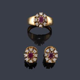 Lote 2146: Pendientes cortos y anillo con rubíes talla oval con orla de brillantes en montura de oro amarillo de 18K.