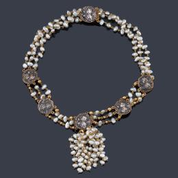 Lote 2161: Collar corto con tres hilos de perlas de rio intercalado con monedas antiguas y remate en pampillé con hilos de perlitas.