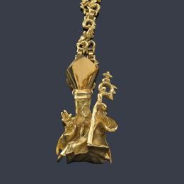 Lote 2188: SALVADOR DALÍ
Cadena con colgante-escultura de "San Narciso de las Moscas" realizada en oro amarillo de 18 K.
Firmada y numerada A 84/100. 
