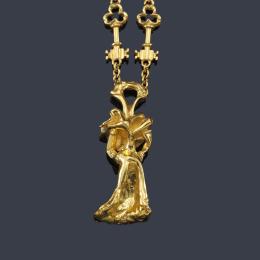 Lote 2189: DALI
Colgante-escultura con la figura del ama de llaves realizada en oro amarillo de 18K.