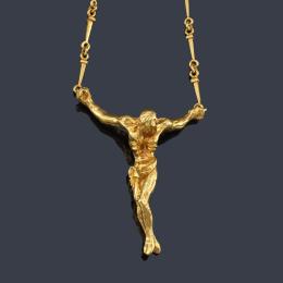 Lote 2192: DALÍ
Colgante-escultura con 'Cristo de San Juan de la Cruz' en oro amarillo de 18K.