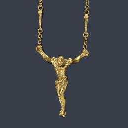 Lote 2195: DALÍ
Colgante-escultura con 'Cristo de San Juan de la Cruz' en oro amarillo de 18K.