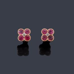 Lote 2203: Pendientes con diseño floral con rubíes de aprox. 0,82 ct y brillantes, en montura de oro rosa de 18K.