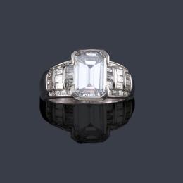 Lote 2206: Solitario con un diamante talla esmeralda de 3,28 ct en montura de oro blanco de 18K. Certificado IGE.