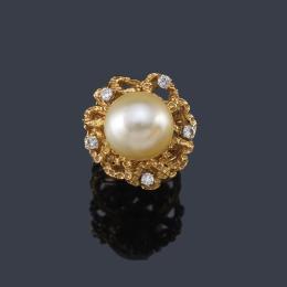 Lote 2211: Anillo con perla Australiana de aprox. 13,24 mm salpicado con brillantes sobre montura de oro amarillo texturizado de 18K.